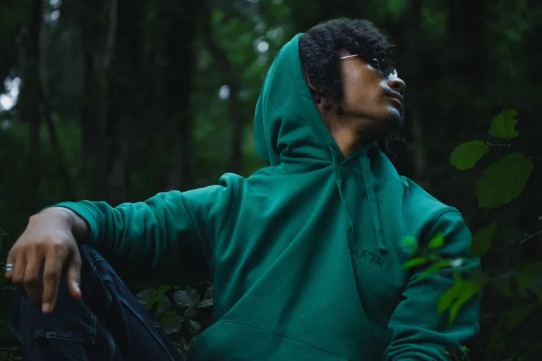 Pull blanc avec un design inspiré de la Terre, mêlant confort et message écologique.