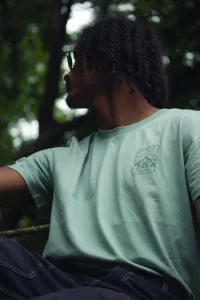 T-shirt vert avec un motif détaillé de la vision de la Terre par l'artiste Maïlys Fourgassié