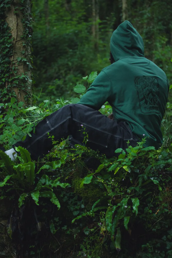 Photo d'un homme assis de dos portant le sweat de la Terre de la nouvelle collection de Lunélys Création